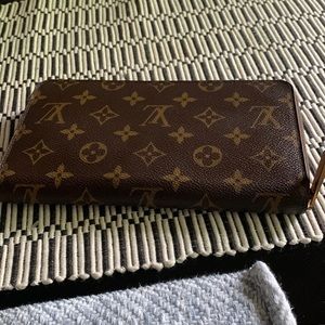 Agenda can fit iPhone plus and lots of cards compartment